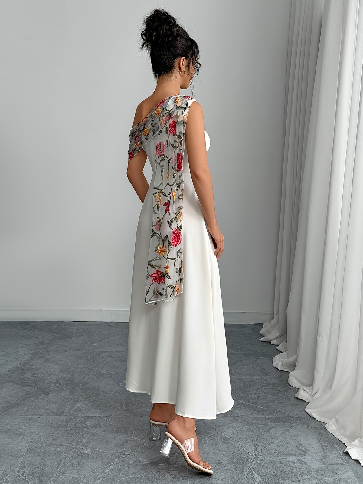 Robe longue française avec épaules dénudées