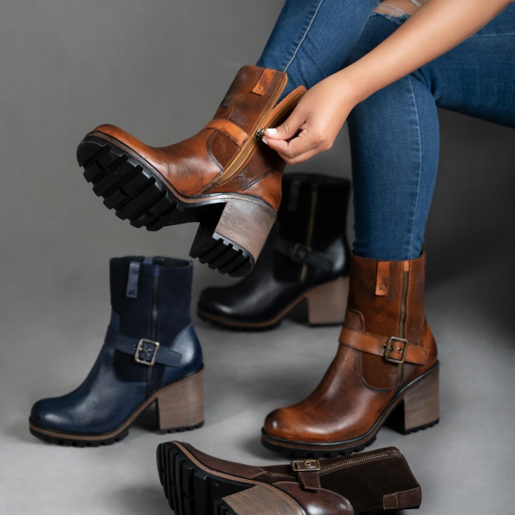 Elegantes bottes en cuir avec talons épais et boucles dans un décor de mode.