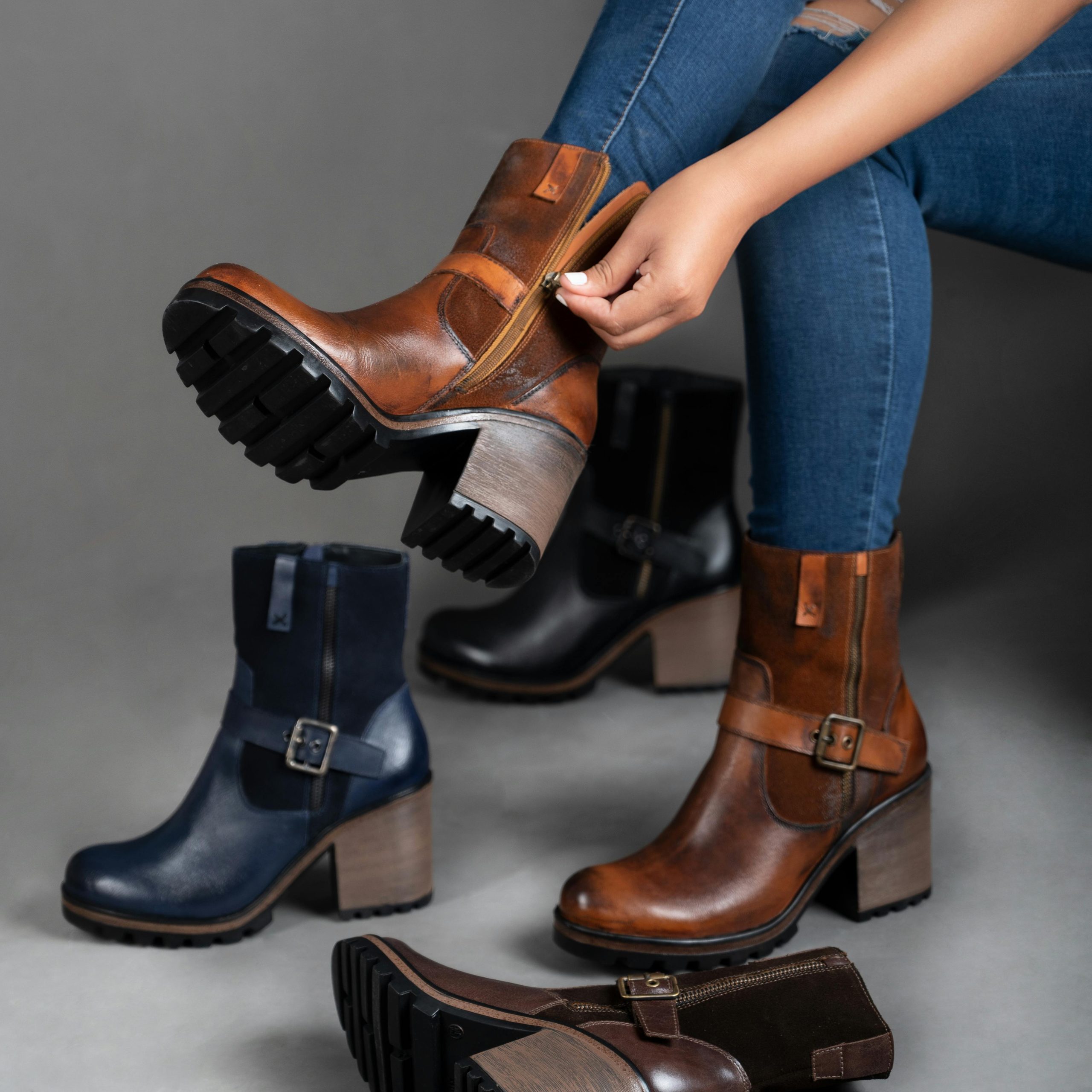 Elegantes bottes en cuir avec talons épais et boucles dans un décor de mode.