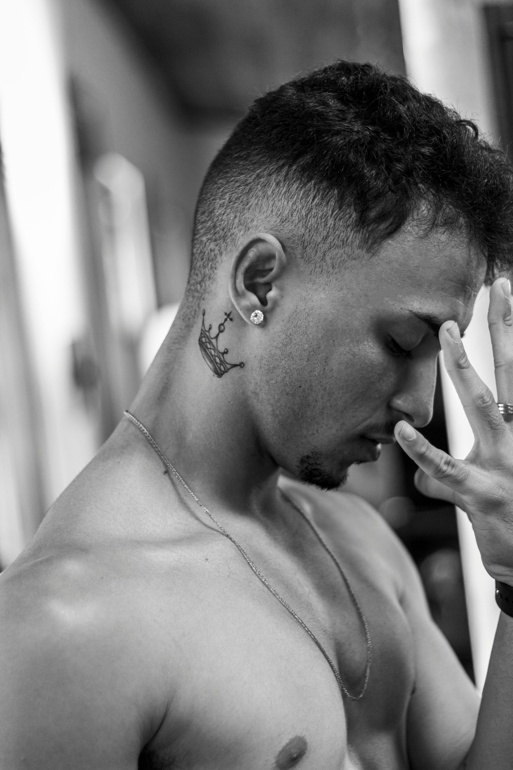 Secrets et symbolisme du tatouage couronne