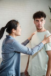 A young couple in a tense conversation, depicting relationship challenges. Un jeune couple dans une conversation tendue, dépeignant des défis relationnels.