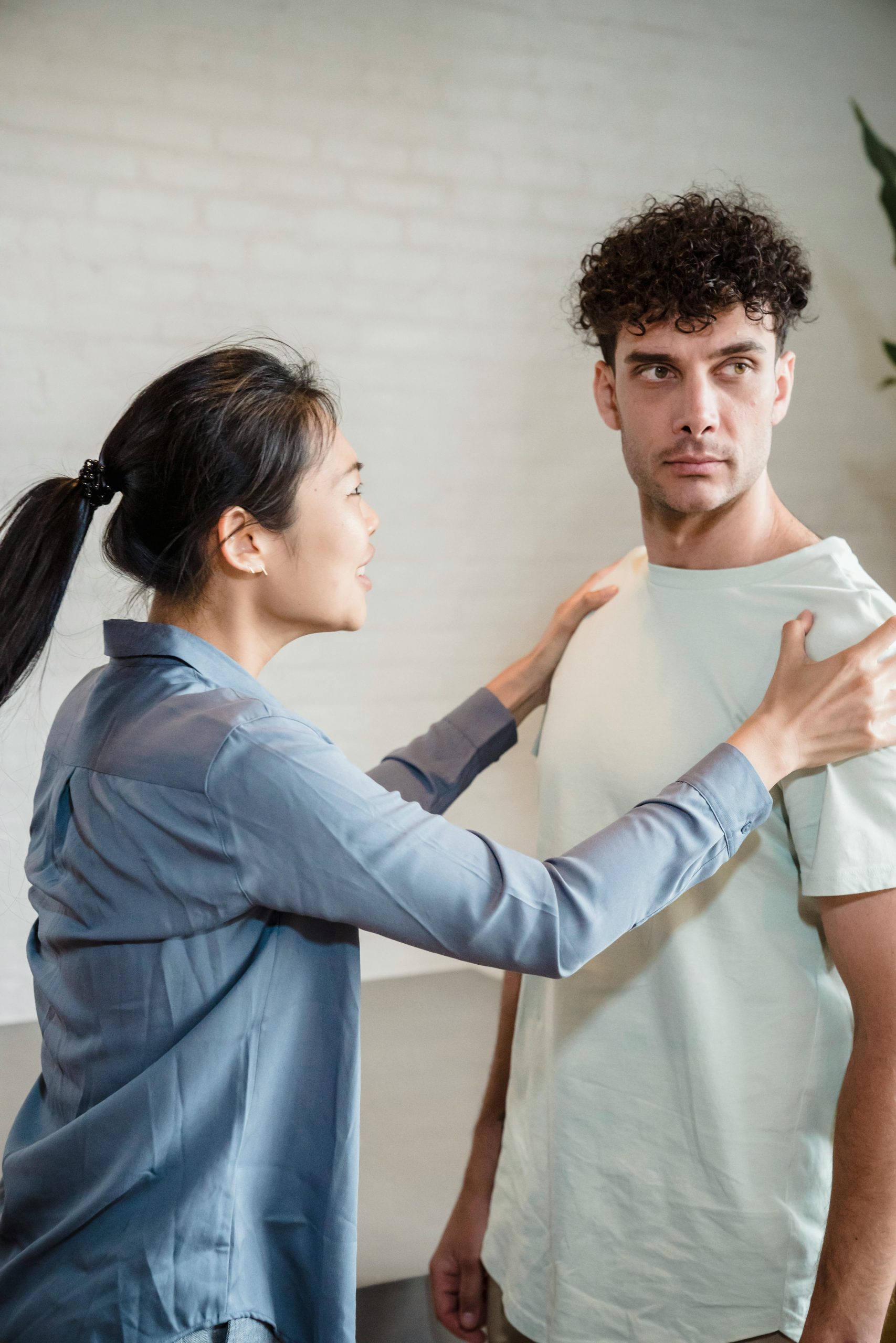 A young couple in a tense conversation, depicting relationship challenges. Un jeune couple dans une conversation tendue, dépeignant des défis relationnels.
