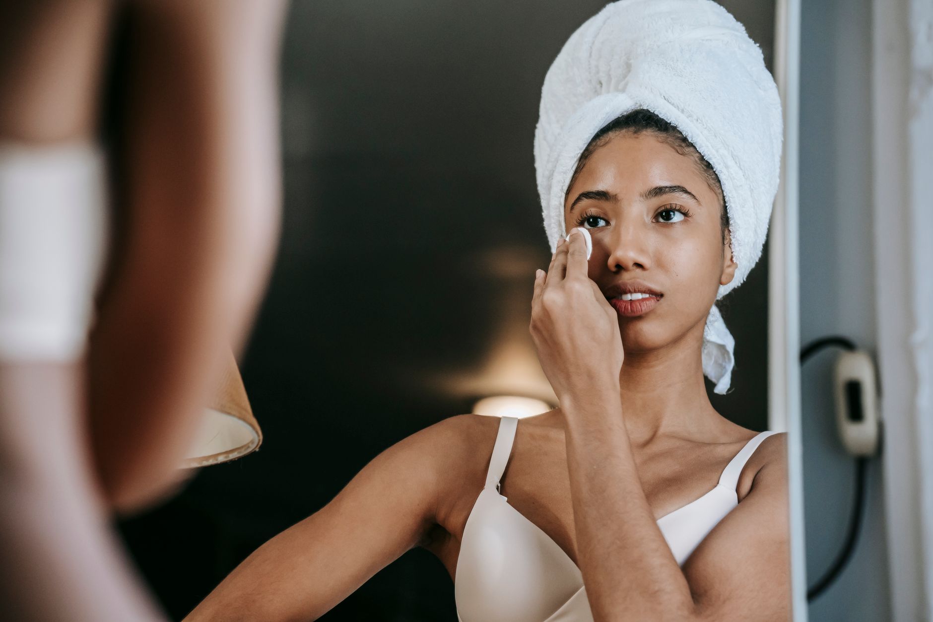Femme qui applique une compresse tiede sur son visage