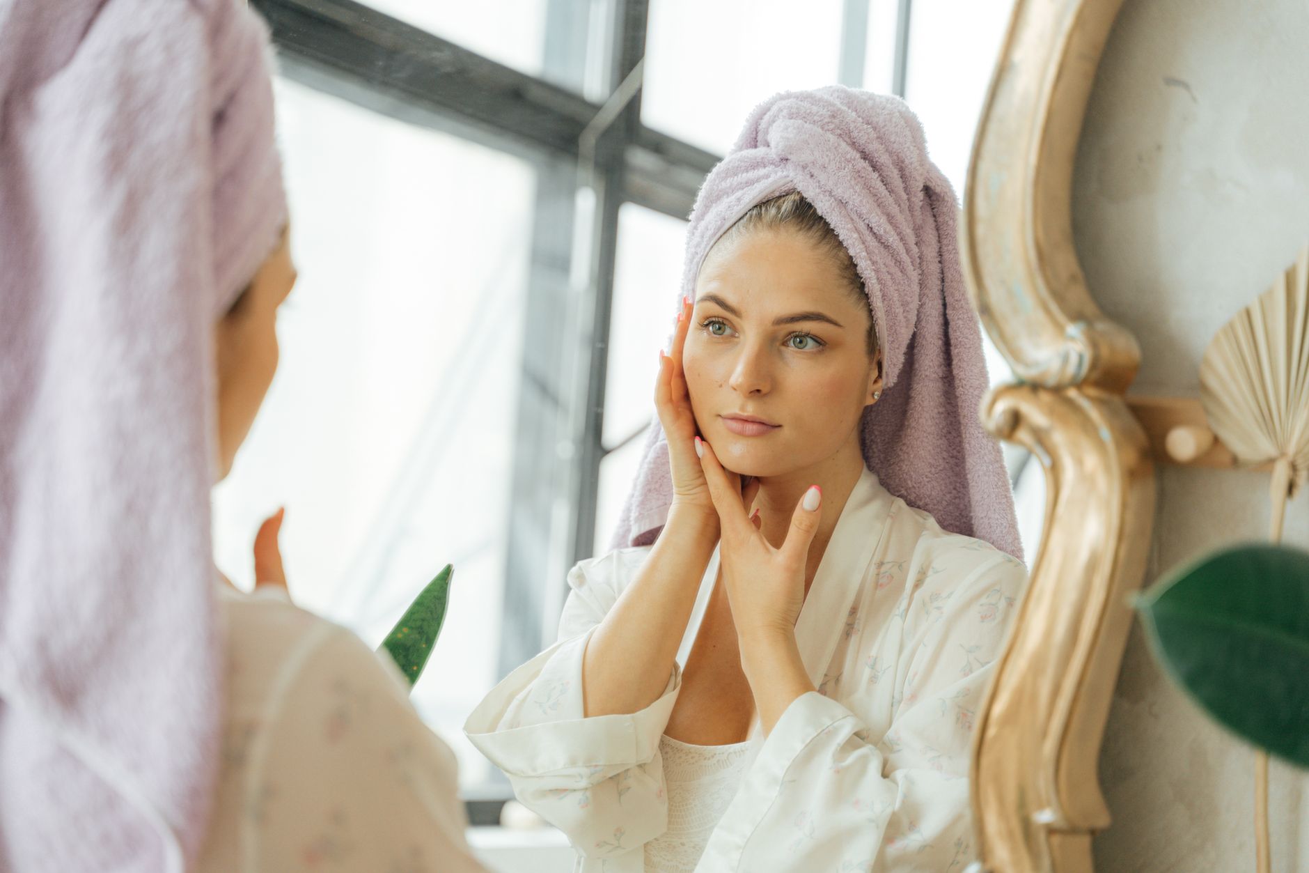 Femme qui applique une compresse sur son visage