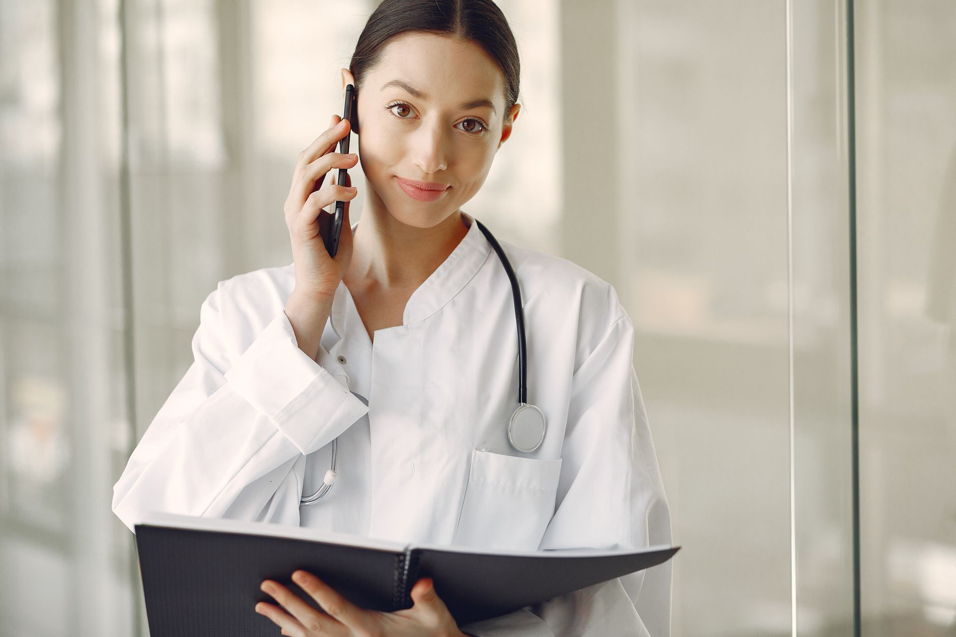 Consultation médicale entre une patiente et son médecin