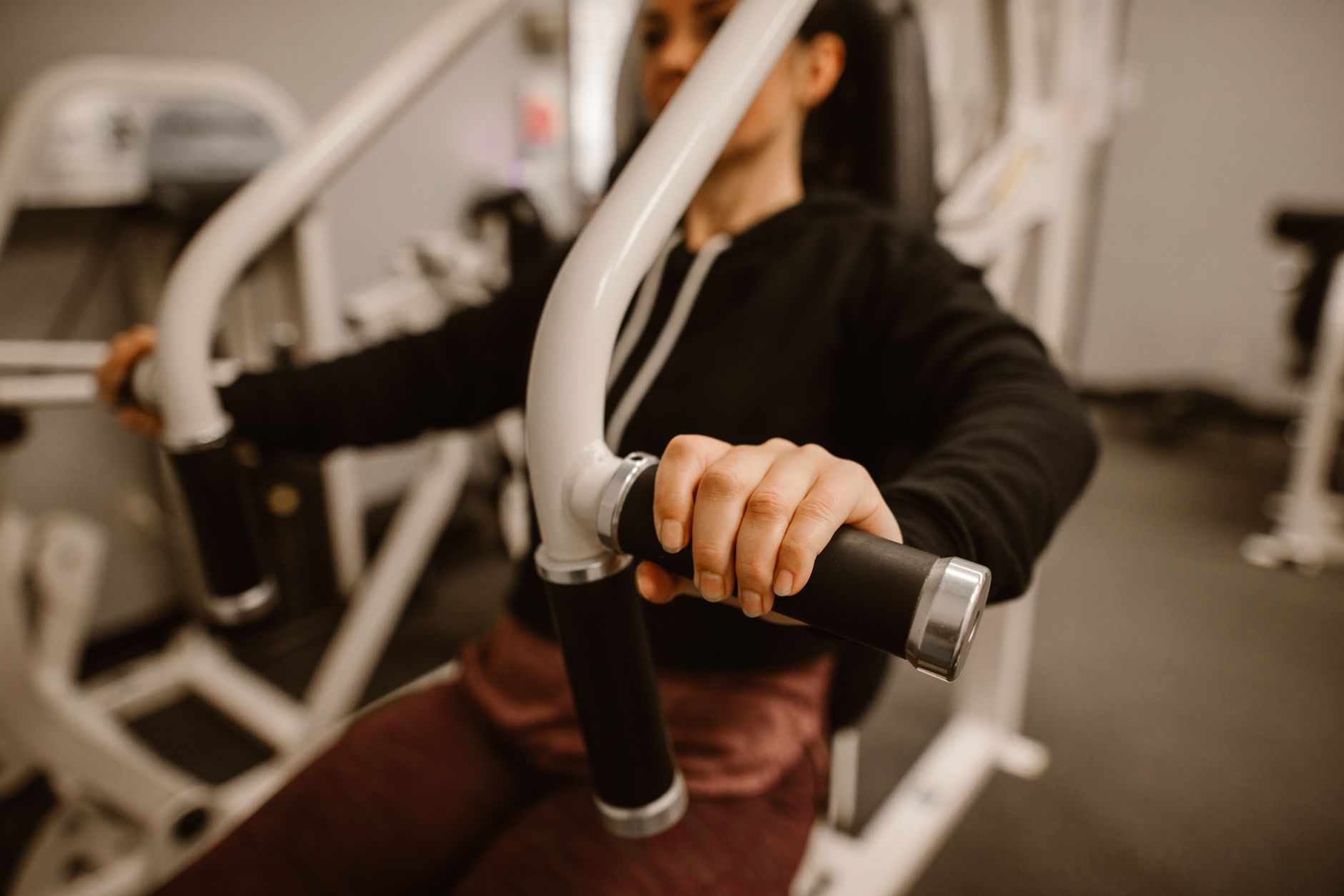 Femme qui pratique une séance de sport intense