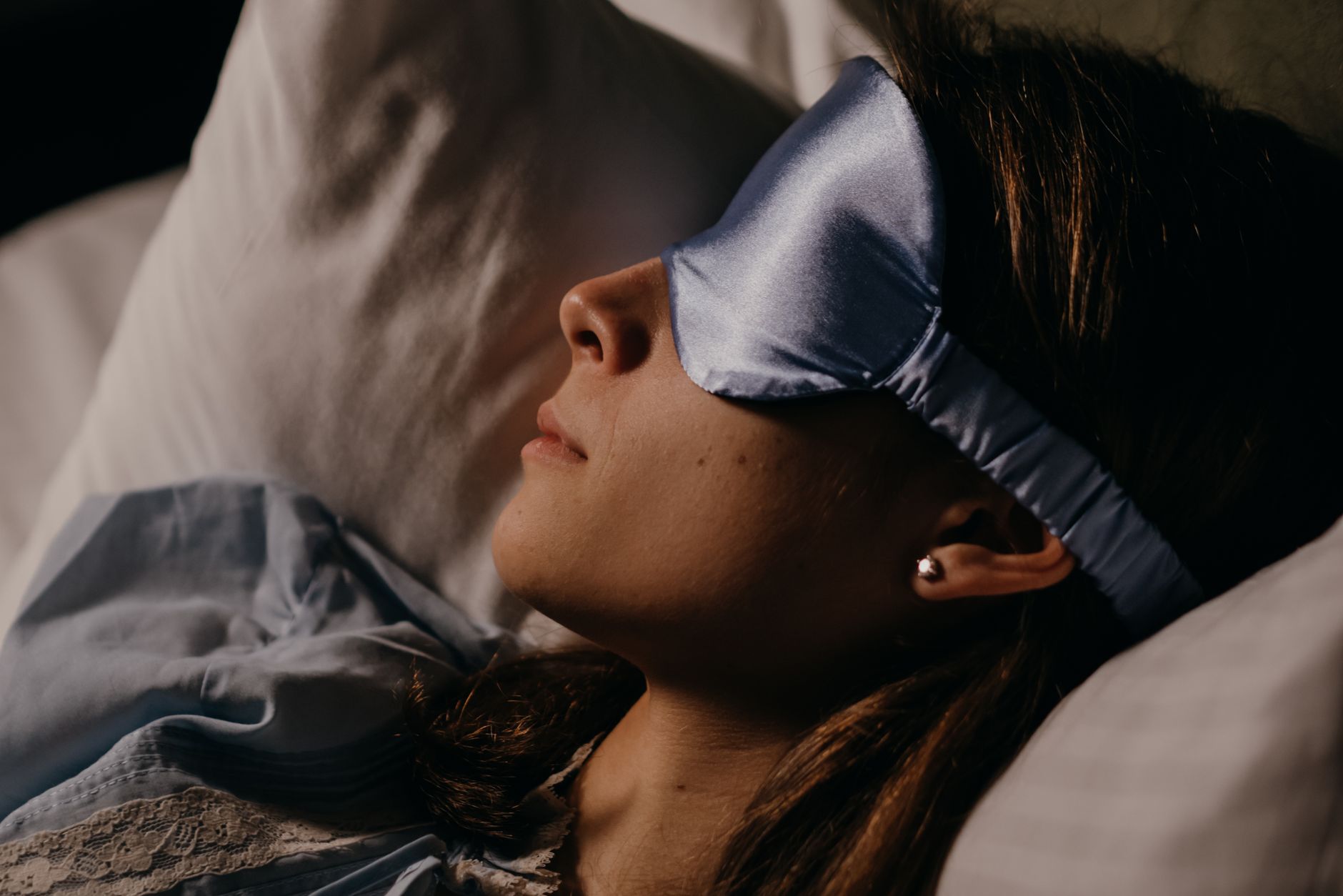 Femme qui dort sur le côté