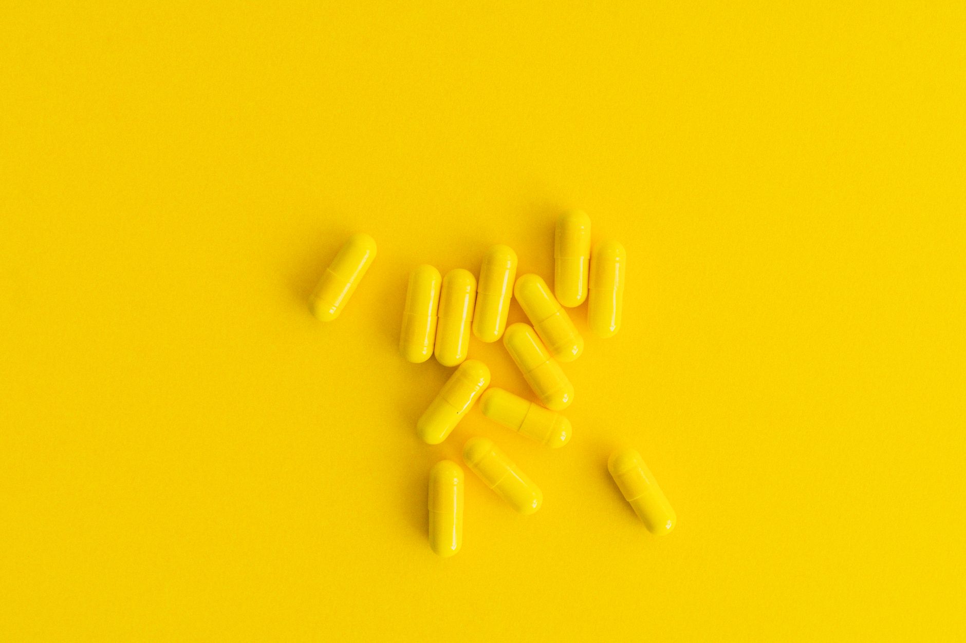 gélules jaunes de compléments alimentaires probiotiques