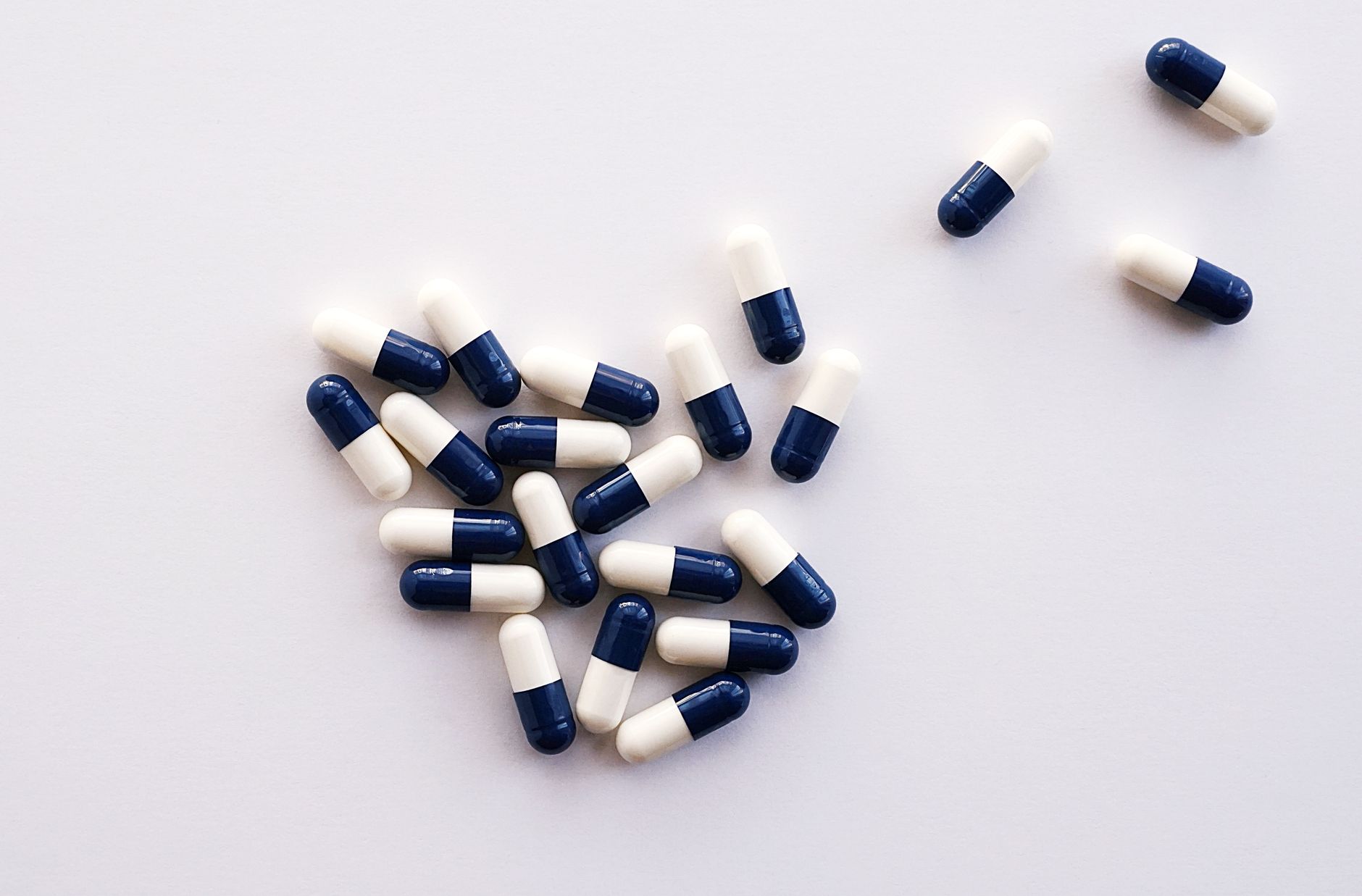 gélules bleues et blanches pour cure de probiotiques