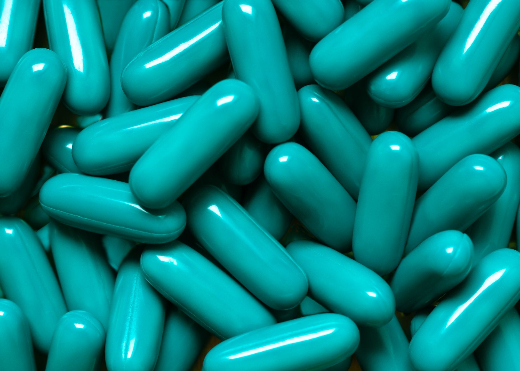 gélules turquoise de probiotiques en gros plan