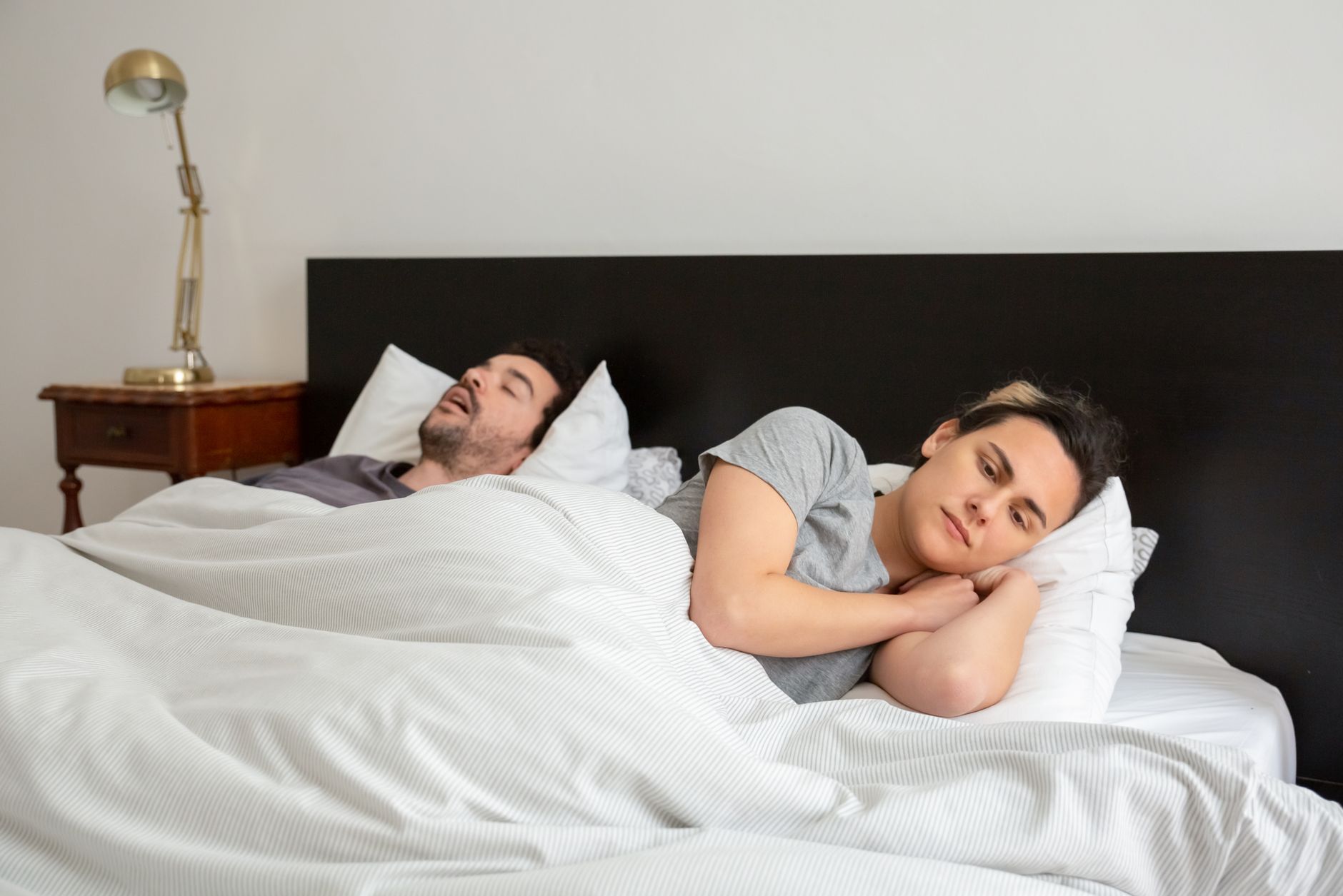 Homme qui ronfle allongé sur le dos