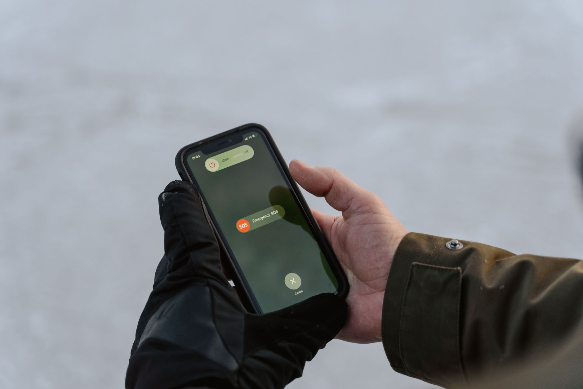 Main tenant un téléphone pendant un appel d urgence