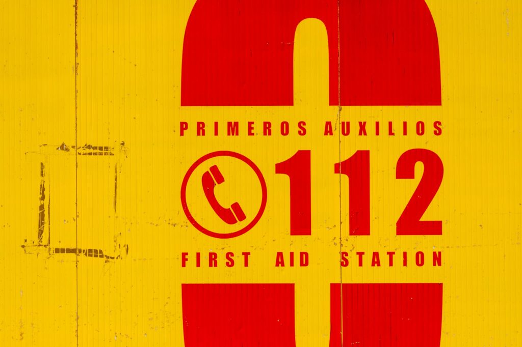 Panneau de premiers secours avec numéro d'urgence 112