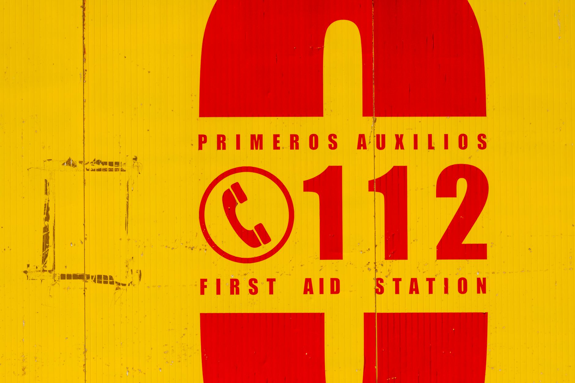 Panneau de premiers secours avec numéro d'urgence 112