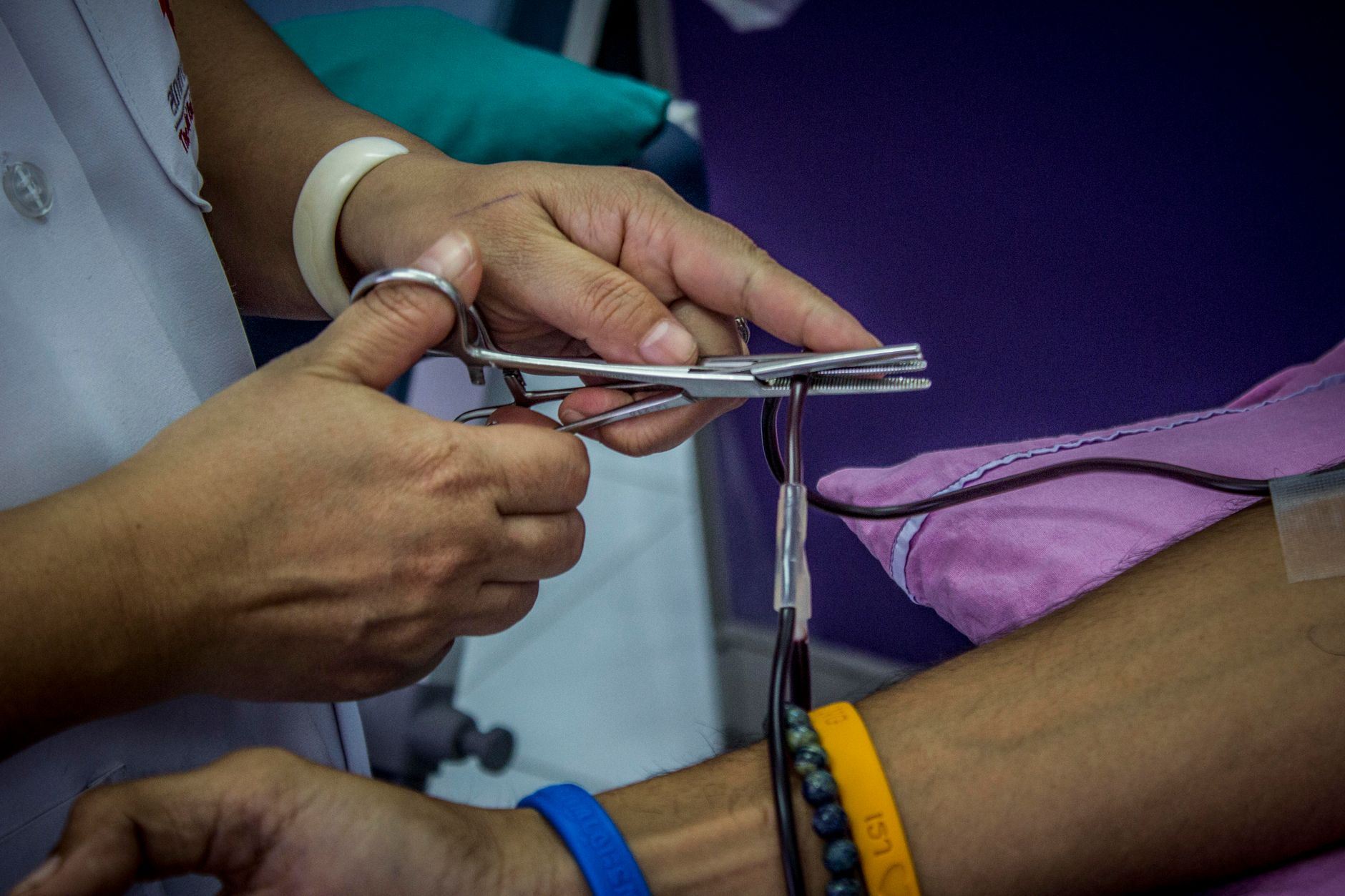Pince à perfusion en milieu médical