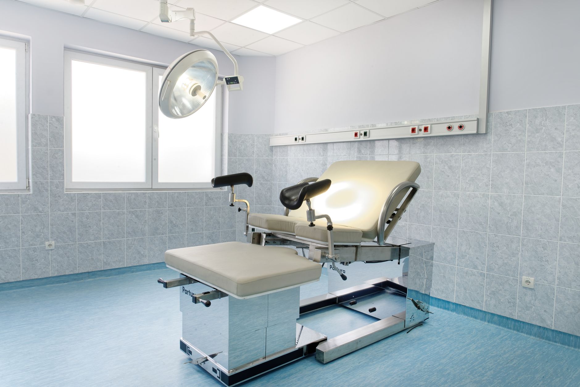 Médecin qui explique un résultat médical à sa patiente