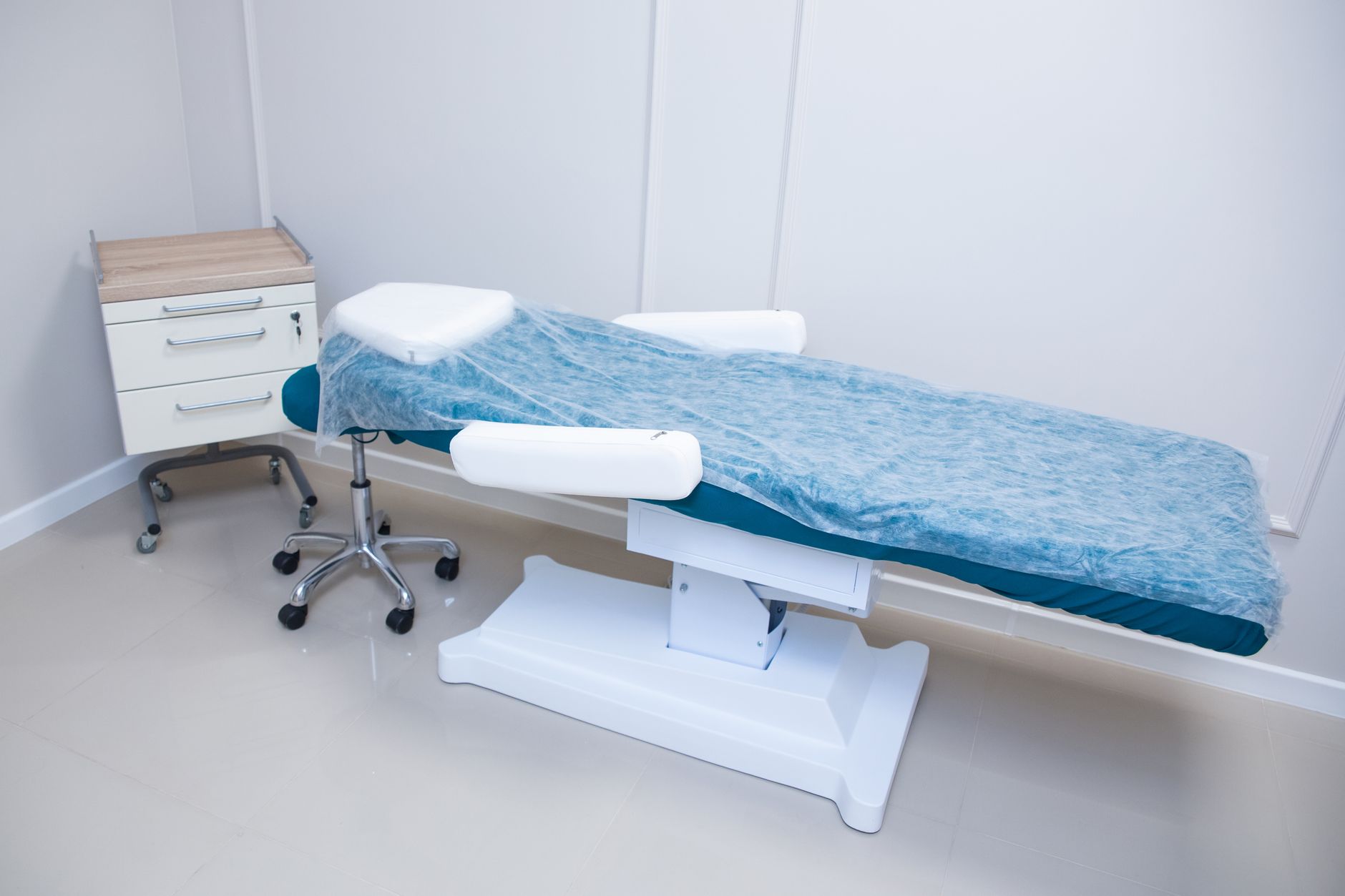 Patiente allongée accompagnée par un soignant