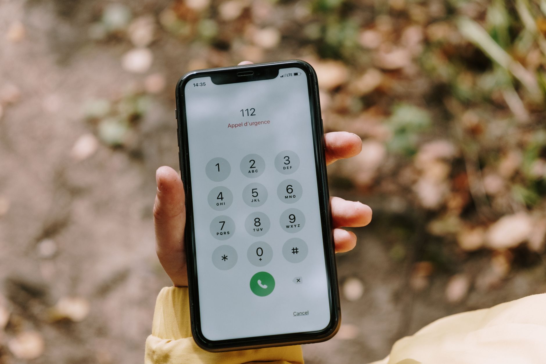 Smartphone affichant le clavier d appel d urgence 112