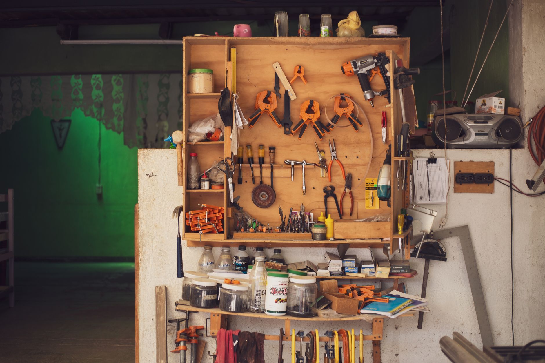 Etabli de menuiserie organise avec des outils