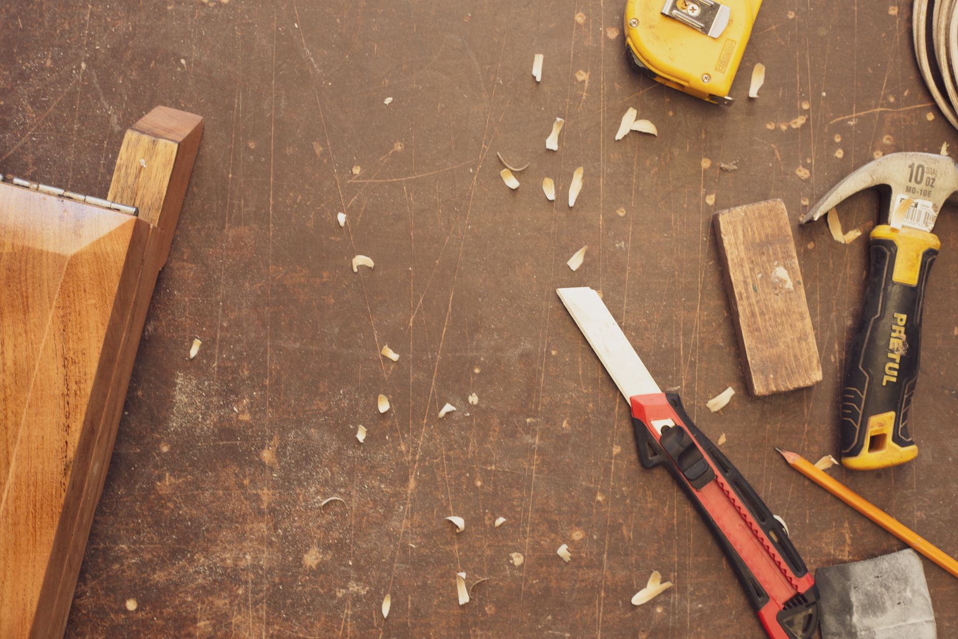 Outils de menuiserie sur un etabli rustique