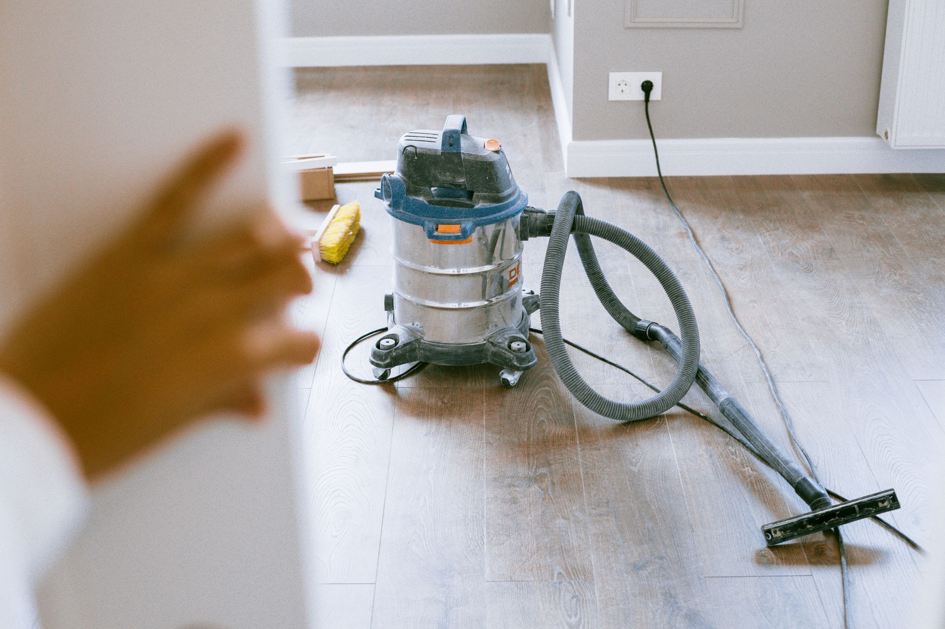 Aspirateur dans un appartement fraîchement rénové
