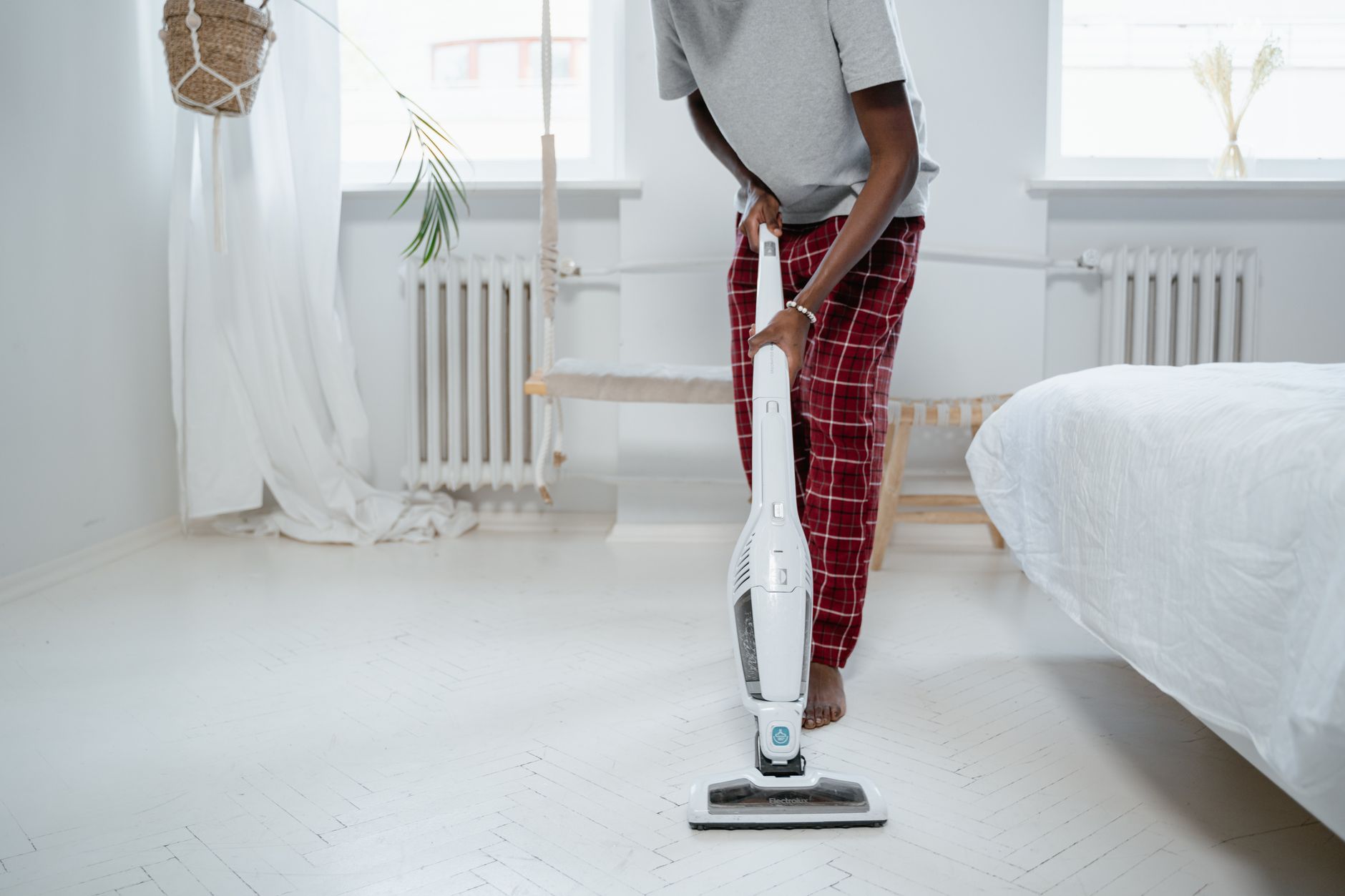 Nettoyage d’une pièce à vivre pieds nus