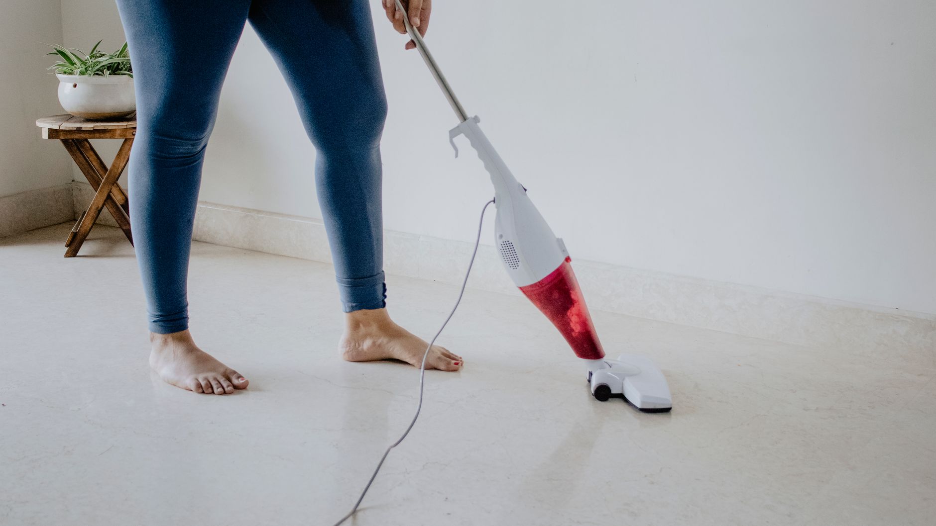 Femme qui passe l’aspirateur sur un sol en marbre
