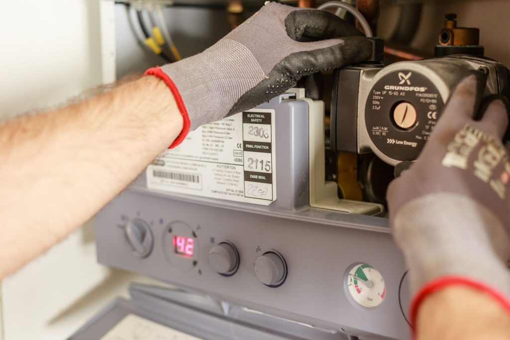 Mains qui règlent une chaudière