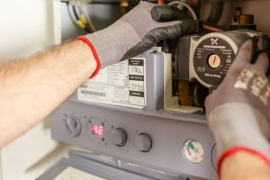 Mains qui règlent une chaudière