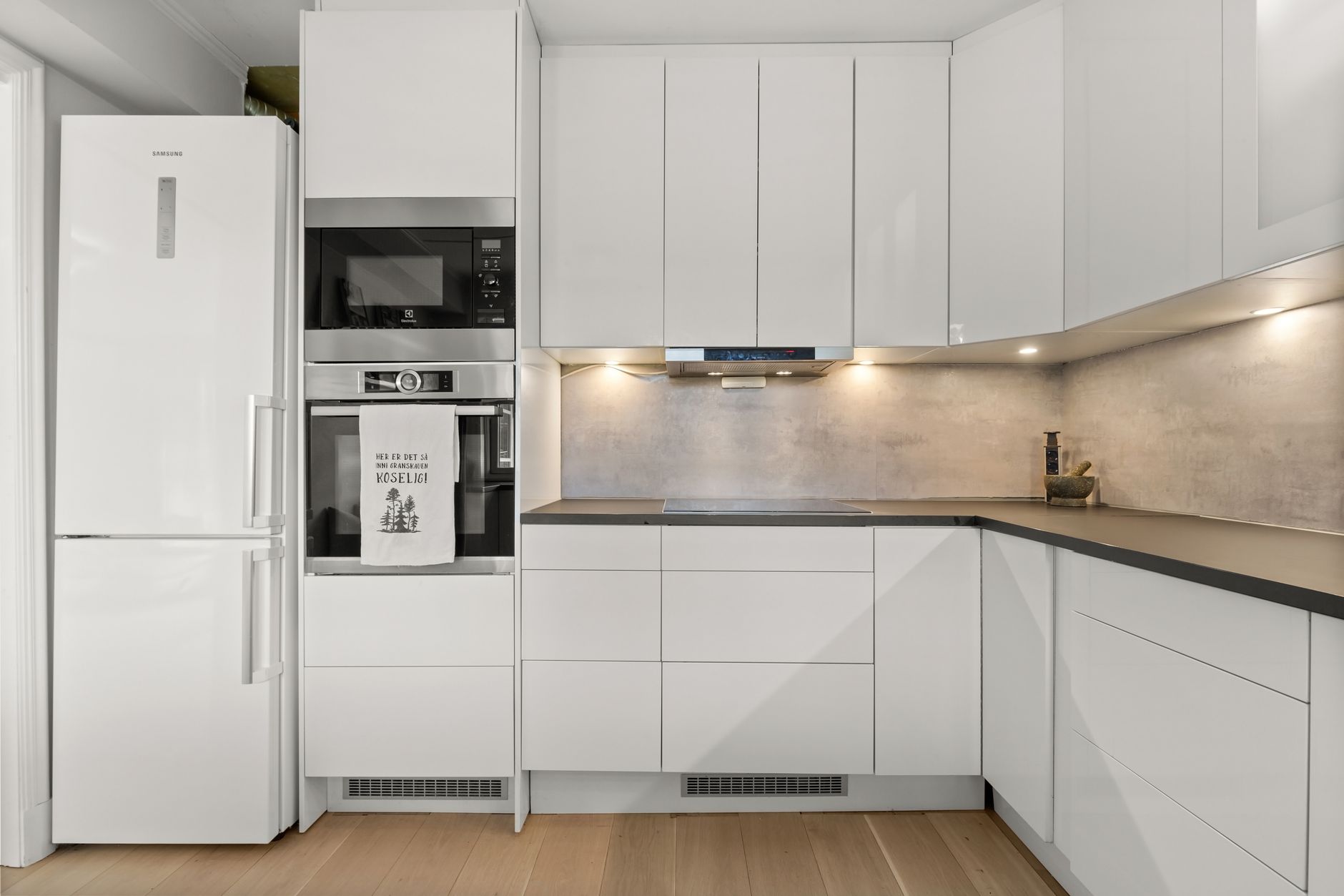 Cuisine blanche minimaliste avec appareils encastrés