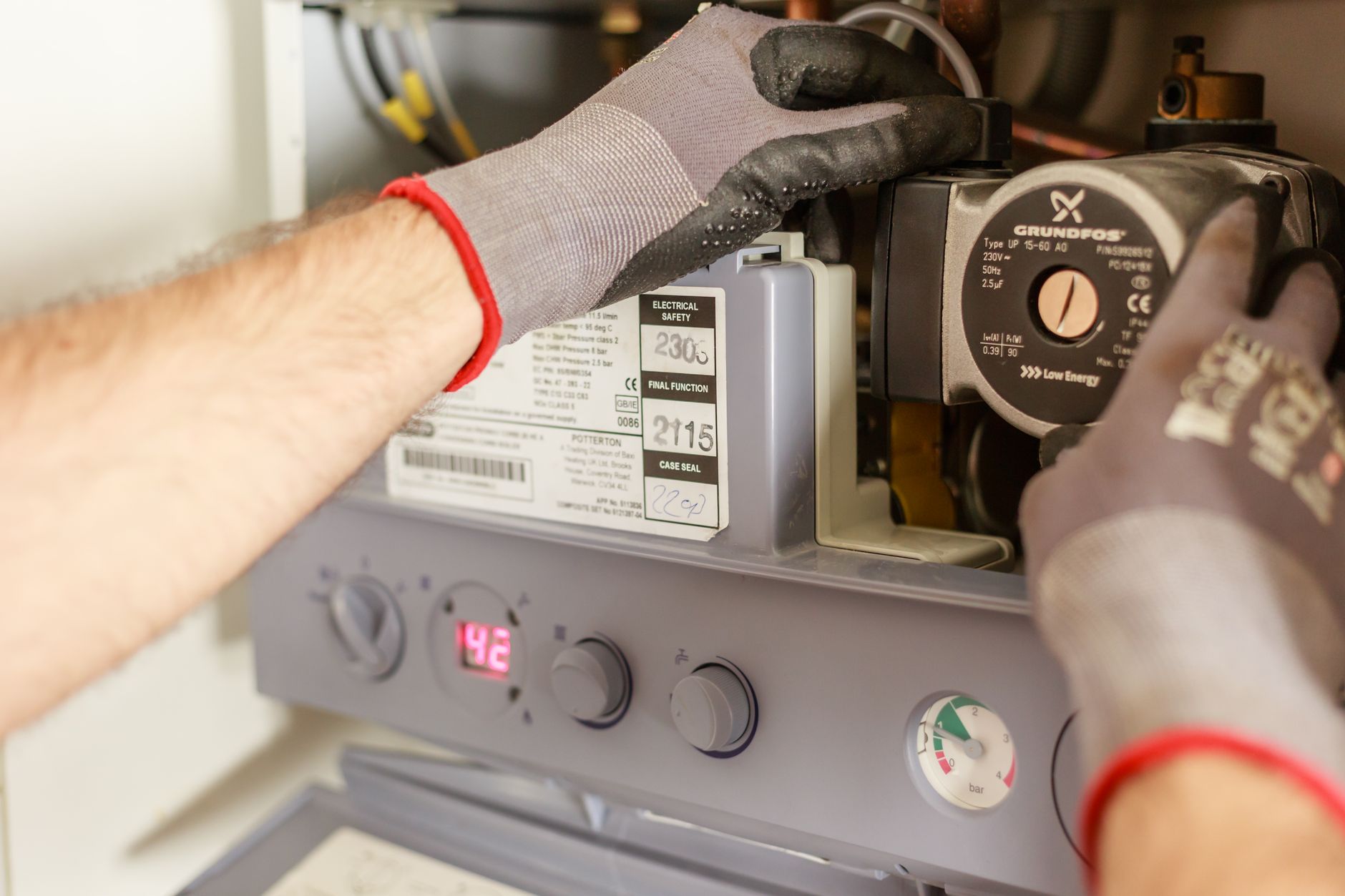 Mains qui règlent une chaudière