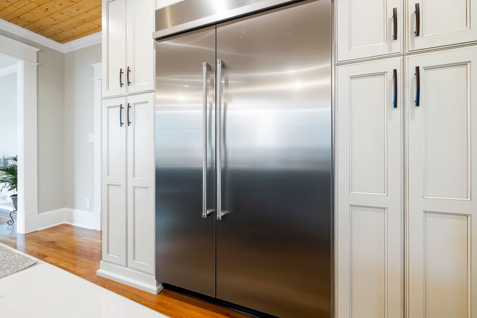 Réfrigérateur inox intégré dans une cuisine lumineuse