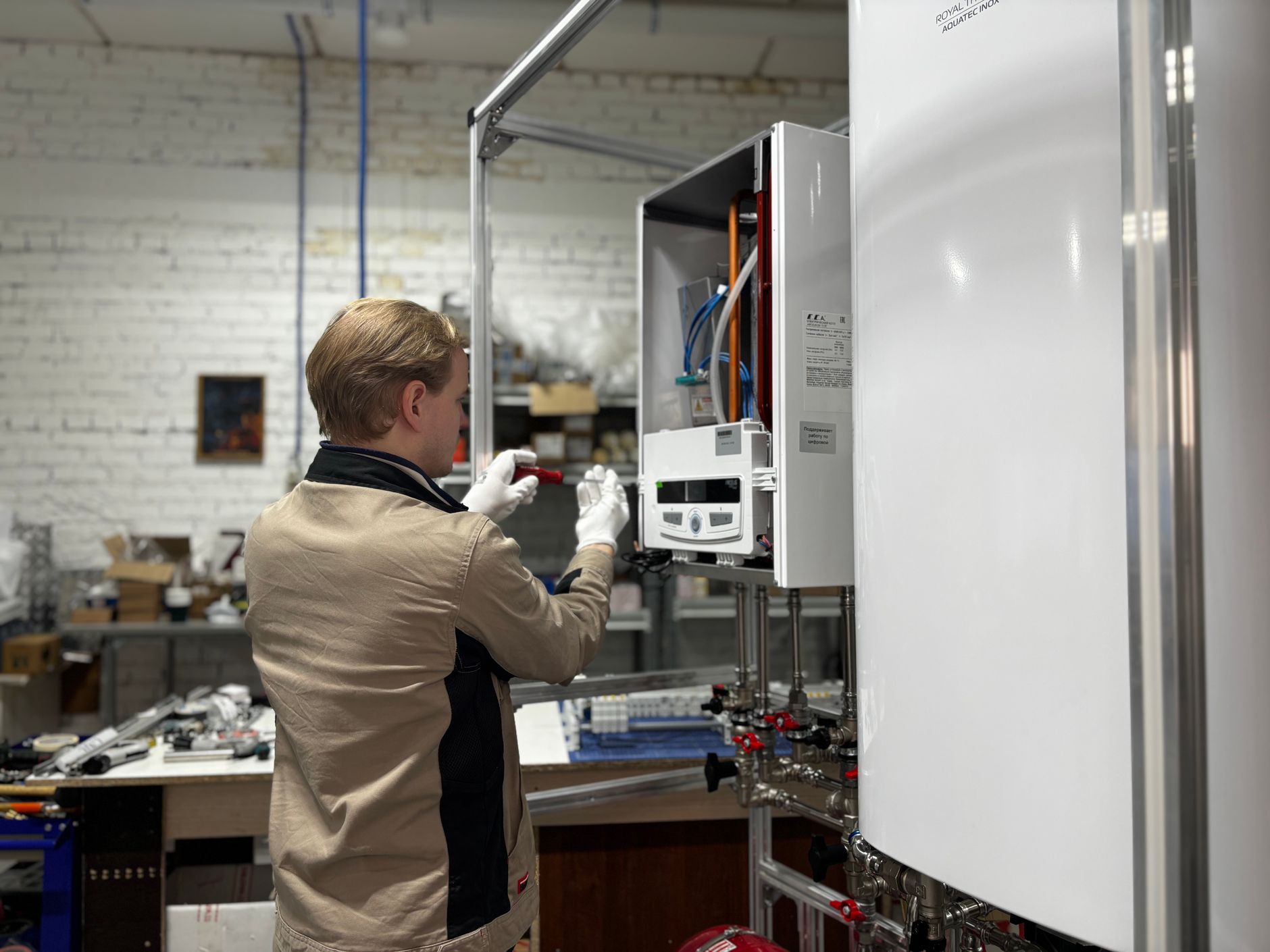 Technicien qui contrôle un système de chauffage