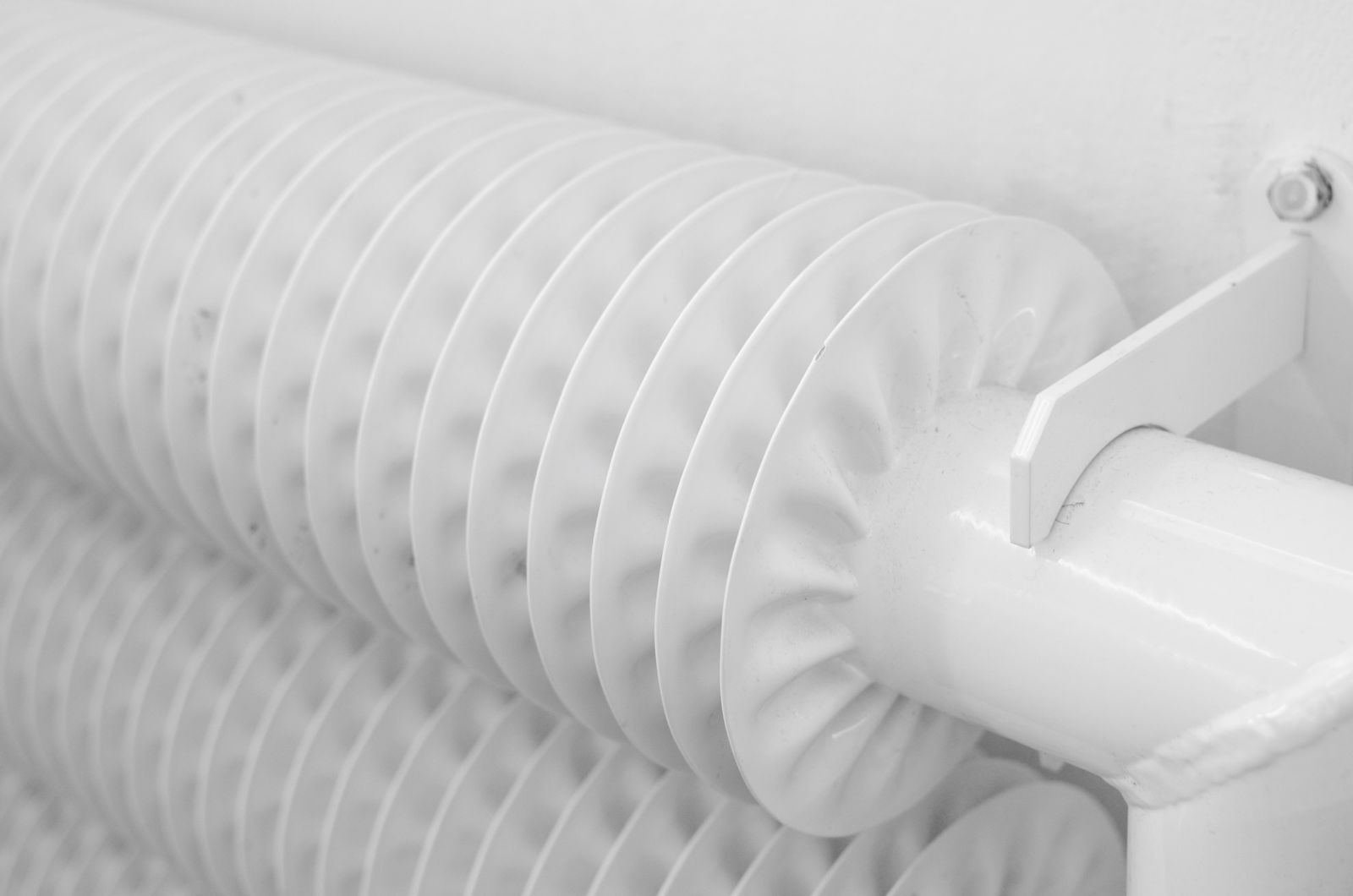 Radiateur blanc et ses tuyaux